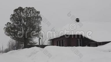 在俄罗斯严冬的雪堆中，村子里的房子